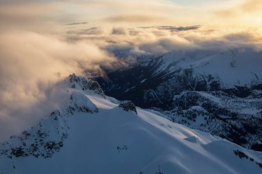 Tantalos aralığı Squamish, Kuzey Vancouver, British Columbia, Kanada yakın çevresinde dağlarının gerçeküstü hava Manzaralı.