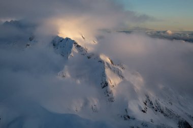Tantalos aralığı Squamish, Kuzey Vancouver, British Columbia, Kanada yakın çevresinde dağlarının gerçeküstü hava Manzaralı.