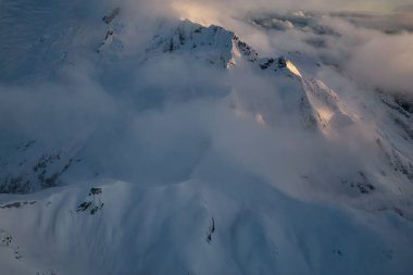 Tantalos aralığı Squamish, Kuzey Vancouver, British Columbia, Kanada yakın çevresinde dağlarının gerçeküstü hava Manzaralı.