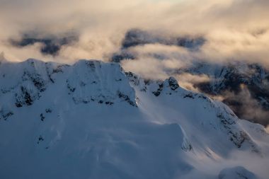 Tantalos aralığı Squamish, Kuzey Vancouver, British Columbia, Kanada yakın çevresinde dağlarının gerçeküstü hava Manzaralı.