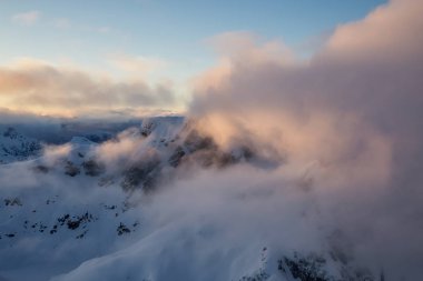 Tantalos aralığı Squamish, Kuzey Vancouver, British Columbia, Kanada yakın çevresinde dağlarının gerçeküstü hava Manzaralı.