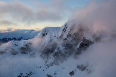 Tantalos aralığı Squamish, Kuzey Vancouver, British Columbia, Kanada yakın çevresinde dağlarının gerçeküstü hava Manzaralı.