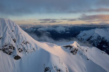 Tantalos aralığı Squamish, Kuzey Vancouver, British Columbia, Kanada yakın çevresinde dağlarının gerçeküstü hava Manzaralı.