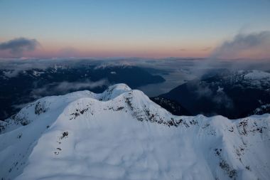 Tantalos aralığı Squamish, Kuzey Vancouver, British Columbia, Kanada yakın çevresinde dağlarının gerçeküstü hava Manzaralı.