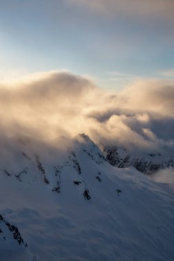 Gerçeküstü hava manzara görünümü Tantalos çeşitli yakınındaki Squamish, Kuzey Vancouver, British Columbia, Kanada.