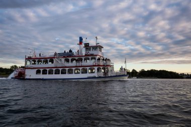 Günbatımında kitleri noktası alanına göre geçen şehir Vancouver, British Columbia, Kanada - 05 Temmuz 2016 - Sternwheeler.