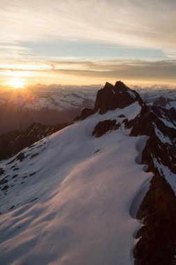 Squamish, Kuzey Vancouver, British Columbia, Kanada yakınındaki Tantalos aralığının havadan görünümü. Renkli bir gün batımı sırasında alınan.