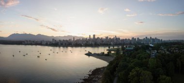 Downtown Vancouver Panorama canlı yaz gün doğumu sırasında hava bir bakış açısından. Kitleri Beach, British Columbia, Kanada üzerinden alınan.
