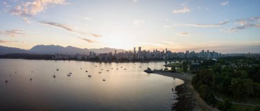 Downtown Vancouver Panorama canlı yaz gün doğumu sırasında hava bir bakış açısından. Kitleri Beach, British Columbia, Kanada üzerinden alınan.