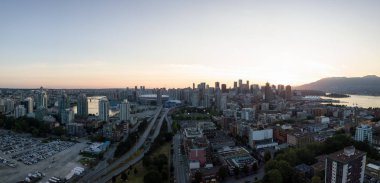 Hava panoramik Vancouver, British Columbia, Kanada, şehir merkezinde bir parlak yaz gün batımı sırasında.