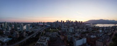 Hava panoramik Vancouver, British Columbia, Kanada, şehir merkezinde bir parlak yaz gün batımı sırasında.