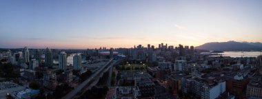 Hava panoramik Vancouver, British Columbia, Kanada, şehir merkezinde bir parlak yaz gün batımı sırasında.