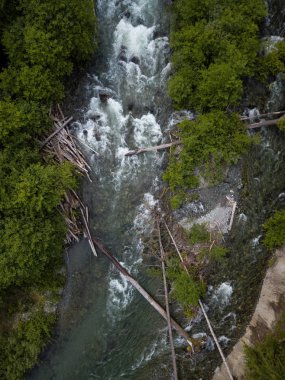 Güzel bir nehrin bir kanyonda (Brandywine Falls) akan hava görünümünü yukarıda. Whistler ve Squamish, Kuzey Vancouver, Bc, Kanada yakınlarında alınan.
