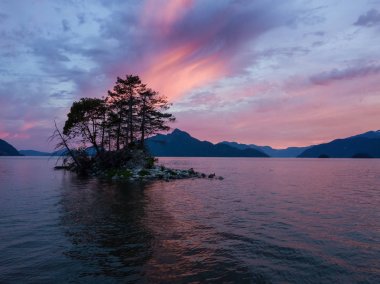 Havadan görünümü tüylü Creek Howe ses, Kuzey Vancouver, British Columbia, Kanada bakan. Bulutlu bir yaz aylarında günbatımı alınan.