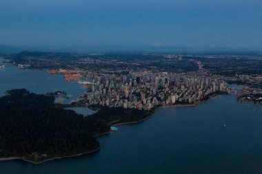 Güneş battıktan sonra Vancouver, British Columbia, Kanada, şehir merkezinde, havadan görünümü.