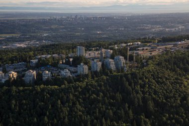 Sfu Burnaby dağ, Vancouver, British Columbia, Kanada üzerine havadan görünümü.