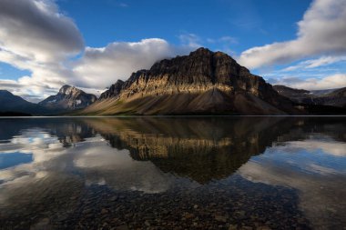 Güzel manzaralı Banff National Park, Alberta, Kanada yay Gölü. Bir bulutlu yaz sabahı sırasında alınan.