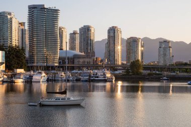 Yelkenli False Creek Vancouver, British Columbia, Kanada, Downtown ile arka planda Park. Parlak yaz gün doğumu sırasında alınan.