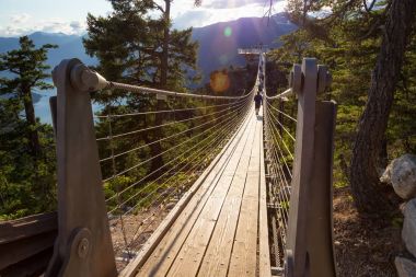 Asma köprü Squamish, Vancouver, British Columbia, Kanada kuzeyindeki bir dağın zirvesinde.