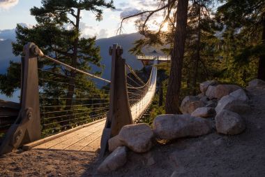 Asma köprü Squamish, Vancouver, British Columbia, Kanada kuzeyindeki bir dağın zirvesinde.