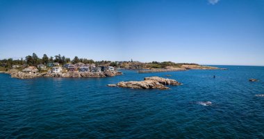 Hava panoramik manzaralı Pasifik kıyısında güzel bir kayalık sahilinin. Alınan Saxe Point Parkı, Victoria, Vancouver Adası, British Columbia, Kanada.