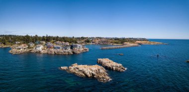 Hava panoramik manzaralı Pasifik kıyısında güzel bir kayalık sahilinin. Alınan Saxe Point Parkı, Victoria, Vancouver Adası, British Columbia, Kanada.