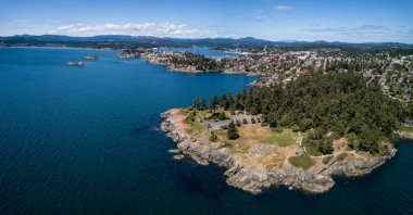 Hava panoramik manzaralı Pasifik kıyısında güzel bir kayalık sahilinin. Alınan Saxe Point Parkı, Victoria, Vancouver Adası, British Columbia, Kanada.
