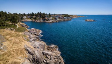 Hava panoramik manzaralı Pasifik kıyısında güzel bir kayalık sahilinin. Alınan Saxe Point Parkı, Victoria, Vancouver Adası, British Columbia, Kanada.