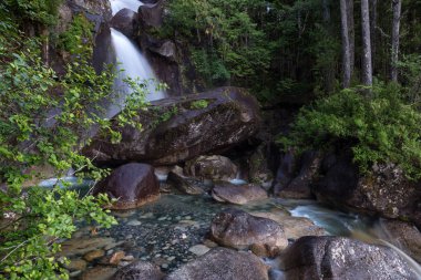 Shannon Falls üstüne Kayaların etrafında akan su. Squamish, Vancouver, British Columbia, Kanada kuzeyindeki alınan.