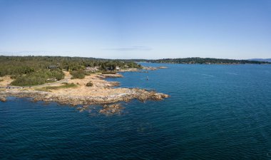 Hava panoramik manzaralı Pasifik kıyısında güzel bir kayalık sahilinin. Alınan Uplands Park, Victoria, Vancouver Adası, British Columbia, Kanada.