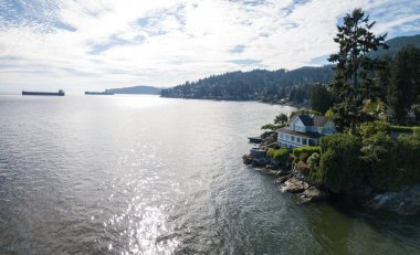 Hava dron görünümünü Howe ses güzel bir manzara. Vancouver, British Columbia, Kanada kuzeyindeki alınan.