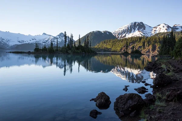 Panoramablick Auf Die Wunderschönen Felseninseln Gletschersee Mit Bergen Hintergrund — Stockfoto