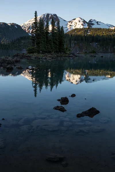 panoramik manzaralı buzul Gölü'kayalık güzel adaları ile arka planda dağlar