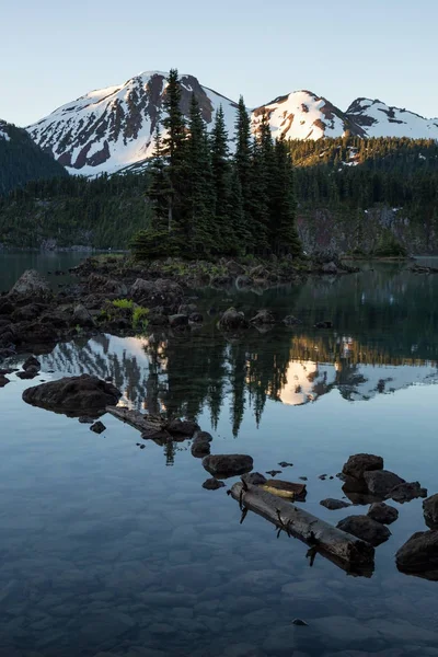 panoramik manzaralı buzul Gölü'kayalık güzel adaları ile arka planda dağlar