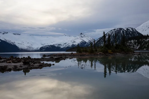 panoramik manzaralı buzul Gölü'kayalık güzel adaları ile arka planda dağlar