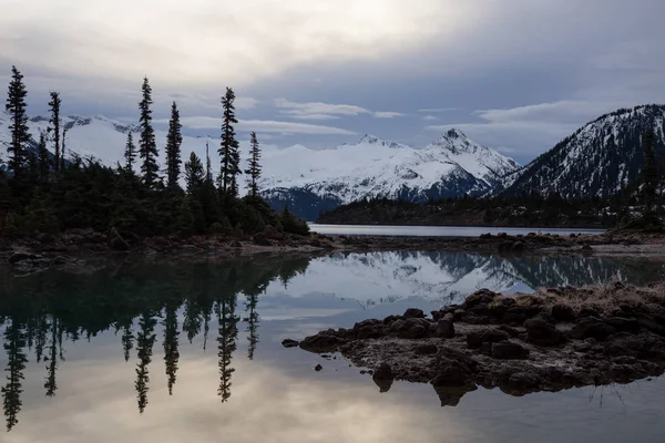 panoramik manzaralı buzul Gölü'kayalık güzel adaları ile arka planda dağlar