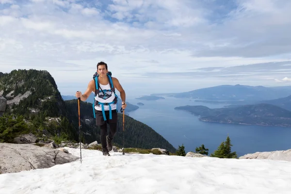 Aventureiro Hispânico Masculino Está Caminhando Até Topo Montanha Durante Dia — Fotografia de Stock