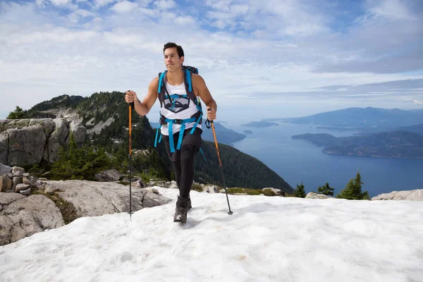 Aventureiro Hispânico Masculino Está Caminhando Até Topo Montanha Durante Dia — Fotografia de Stock