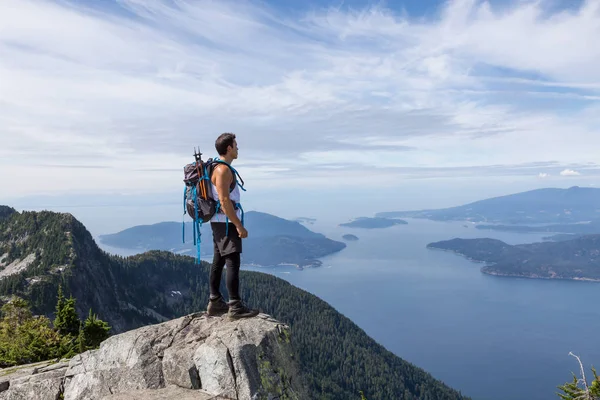 아메리카 등산객은 풍경을 내려다 보이는 라이온 북쪽의 밴쿠버 브리티시 컬럼비아 — 스톡 사진
