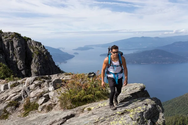 Aventureiro Hispânico Masculino Está Caminhando Até Topo Montanha Durante Dia — Fotografia de Stock