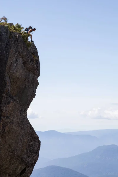 适合拉美男性徒步旅行者坐在山顶上俯瞰美丽的风景 图片在途中被采取了到狮子山 温哥华的北部 不列颠哥伦比亚省 加拿大 — 图库照片