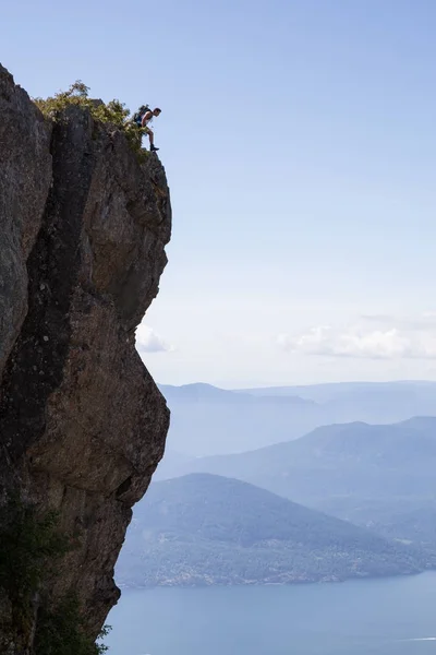 Fit Latin American Male Hiker Está Sentado Topo Pico Rochoso — Fotografia de Stock