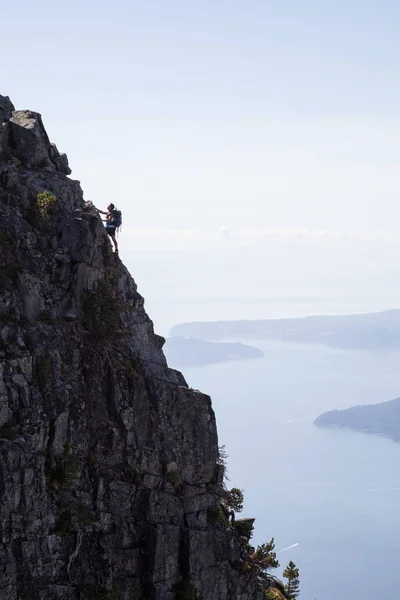 Adventurous Male Hiker Climbing Steep Rocky Hill Top Mountain Picture — Stock Photo, Image