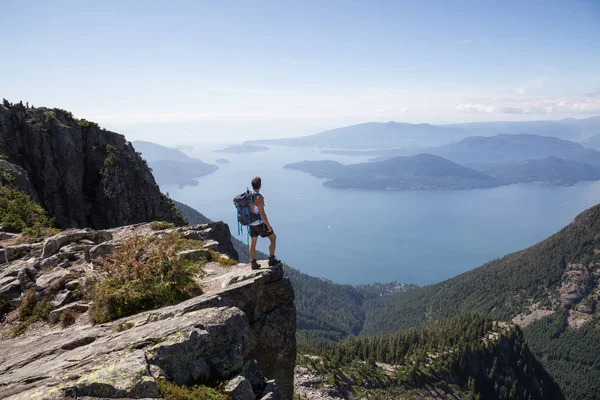 Latin American Male Hiker Está Topo Pico Rochoso Com Vista — Fotografia de Stock