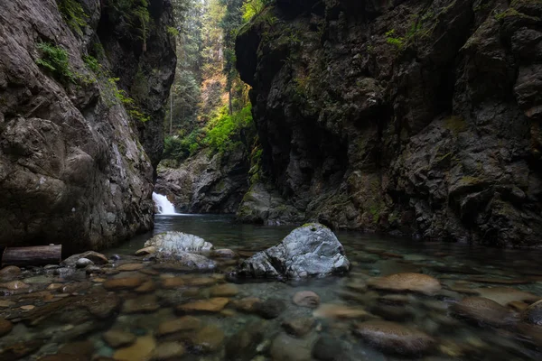 Река Течет Вокруг Гладких Скал Снято Shannon Falls Сквомиш Британская — стоковое фото