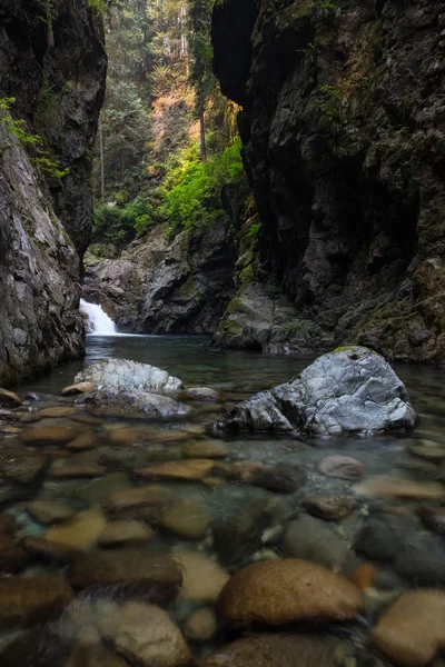 Rzeki Przepływające Wokół Płynne Skały Podjęte Shannon Falls Squamish British — Zdjęcie stockowe