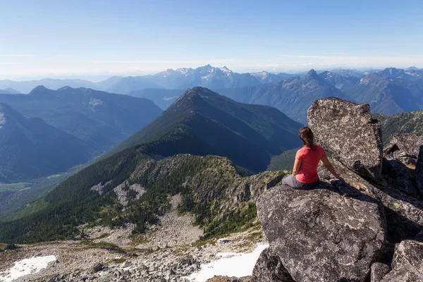 在加拿大不列颠哥伦比亚温哥华以东的奇利瓦克附近 女性徒步旅行者享受着麦当劳山顶上美丽的景色 在一个晴朗的夏日里拍摄 — 图库照片