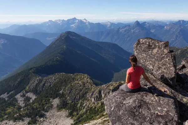 Caminhante Feminina Desfrutando Bela Vista Topo Macdonald Peak Perto Chilliwack — Fotografia de Stock