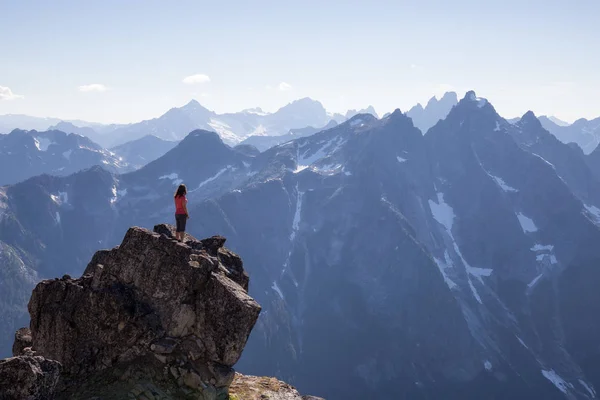 Female Hiker Enjoying Beautiful View Top Macdonald Peak Chilliwack East — Stock Photo, Image