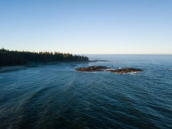 海海岸の風光明媚な風景の美しい自然な空撮 — ストック写真